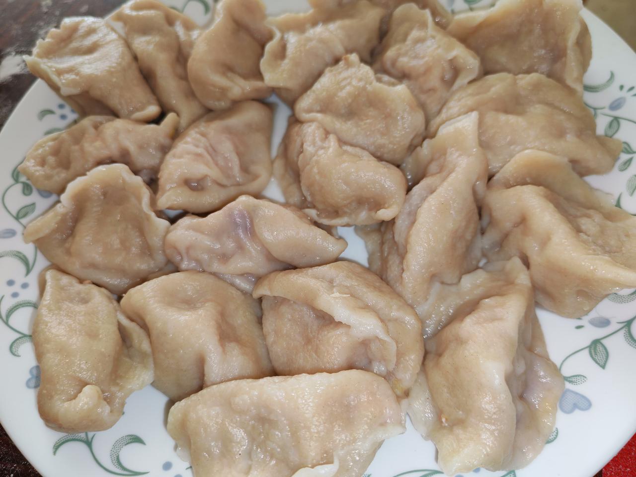 有时候想想，自己是不是也很自私啊？昨晚，我拿出来剩包子和冻饺子问老伴儿：“你