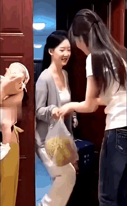 这画面，真是让人一眼看过去就忍不住“捂脸”。说白了，年度最尴尬的一幕，大概也就