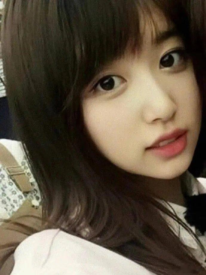 青你的大滤镜也害孔雪儿不浅，脸瘦加高颧骨，加上大滤镜真的倒三角了，青你时期路透都