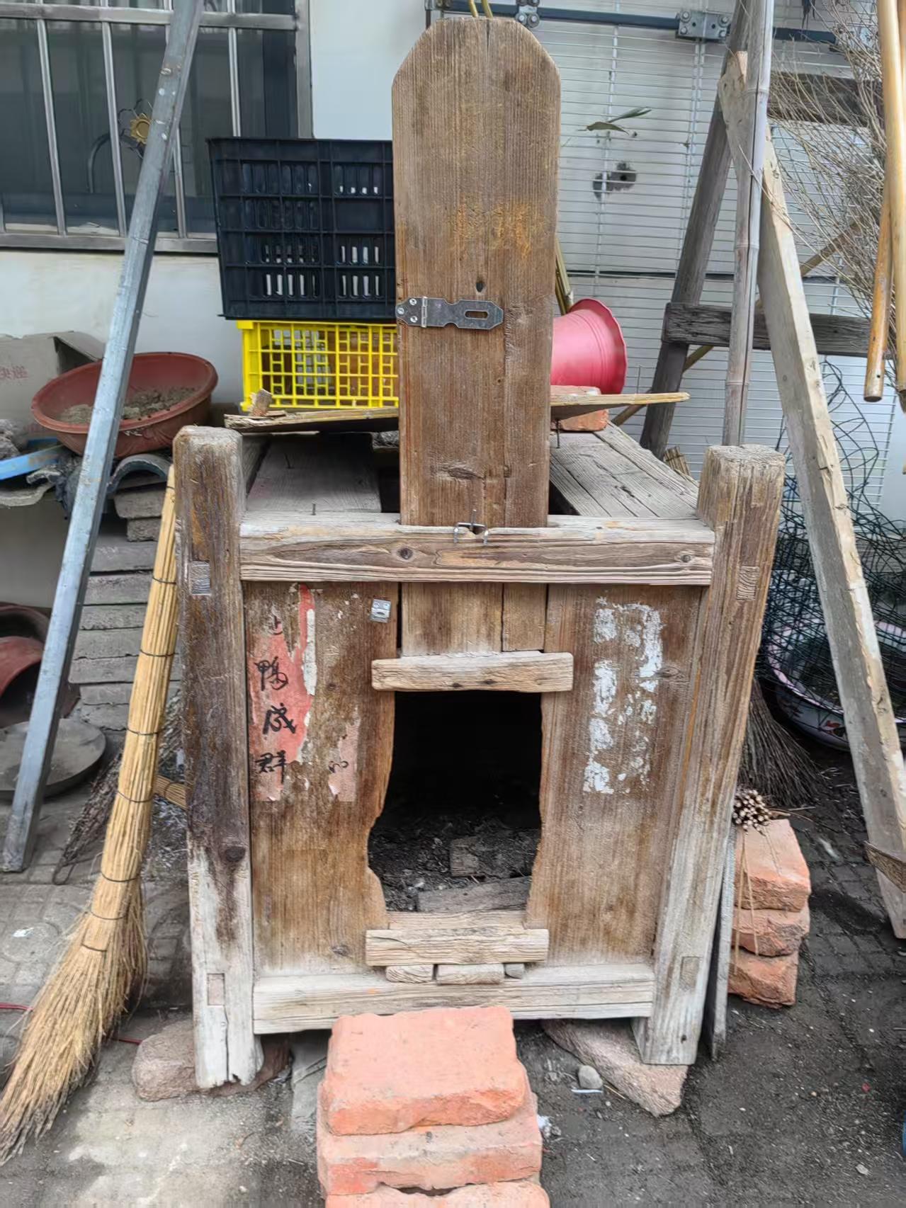 在老家墙角发现这个老木头箱子，有没有老乡认得它是干啥的？👀这可是过去农村