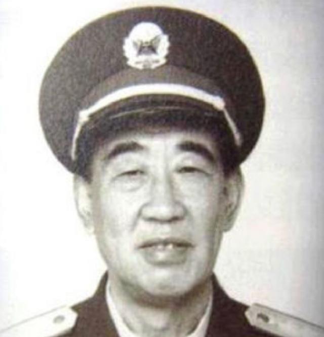 原中办第一副主任兼中央警卫局局长杨德中。1994年5月，有19名解放军高级将领晋