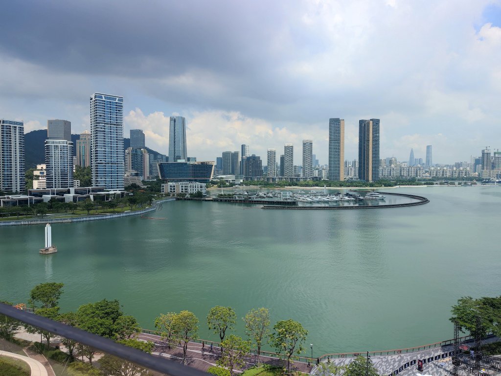 防御台风“桦加沙”, 深圳全市停课、机场停航、铁路停运