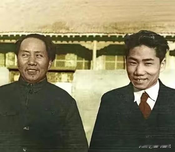 相隔19年未见的父子，再次重逢。