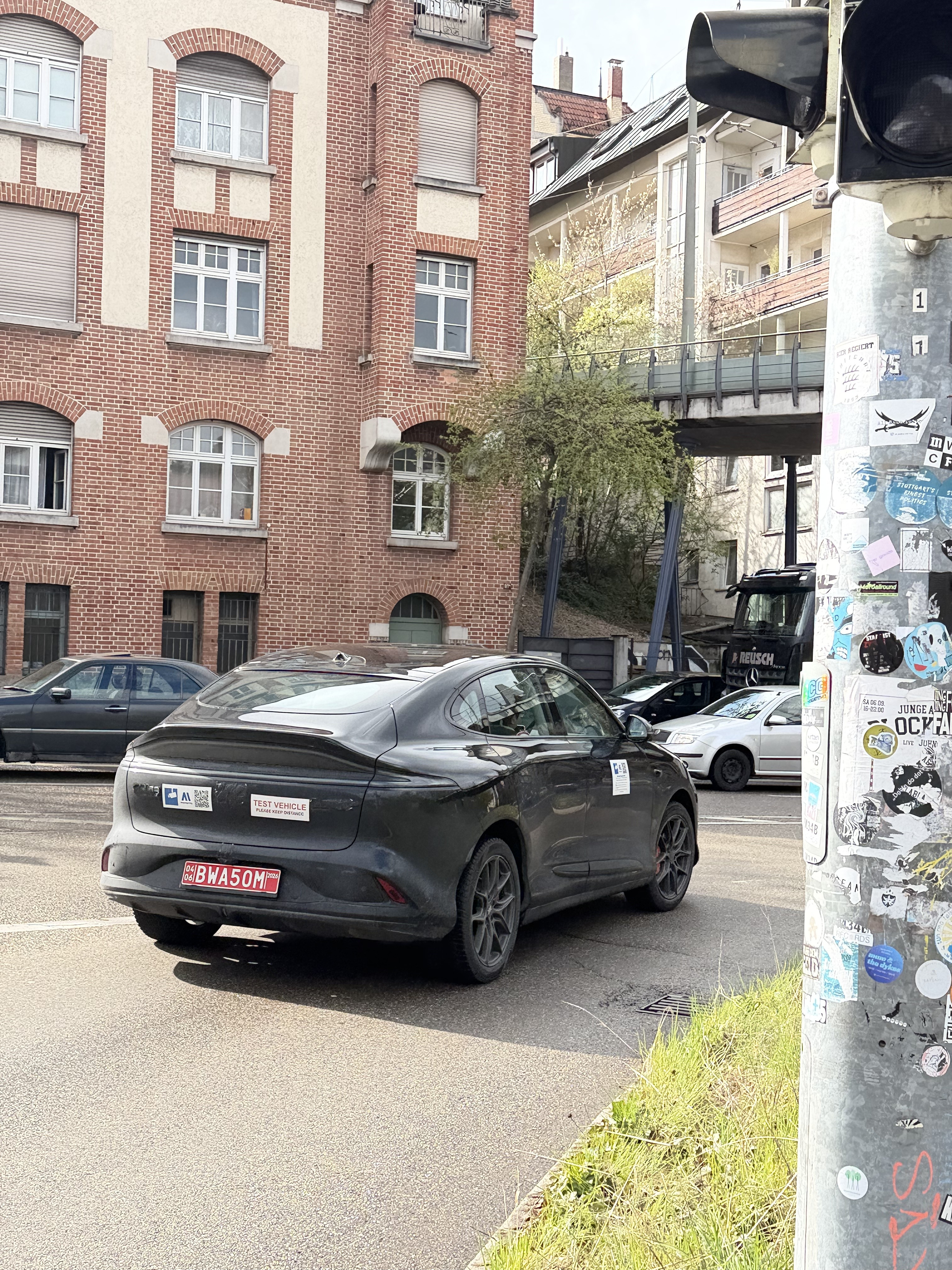 朋友又在西班牙偶遇到了智己LS6的测试车不过这一次车顶有了激光雷达。是在测试自己