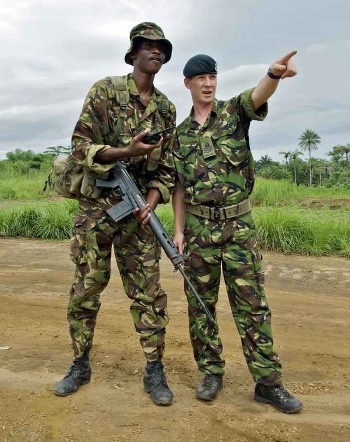 一名携带L1A17.62毫米半自动战斗步枪的塞拉利昂士兵接受IMATT（