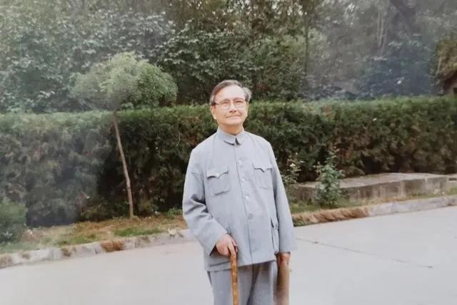 1954年，两名犹太商人找上门来，想把原子弹的浓缩铀卖给我们，事情层层上报到周总