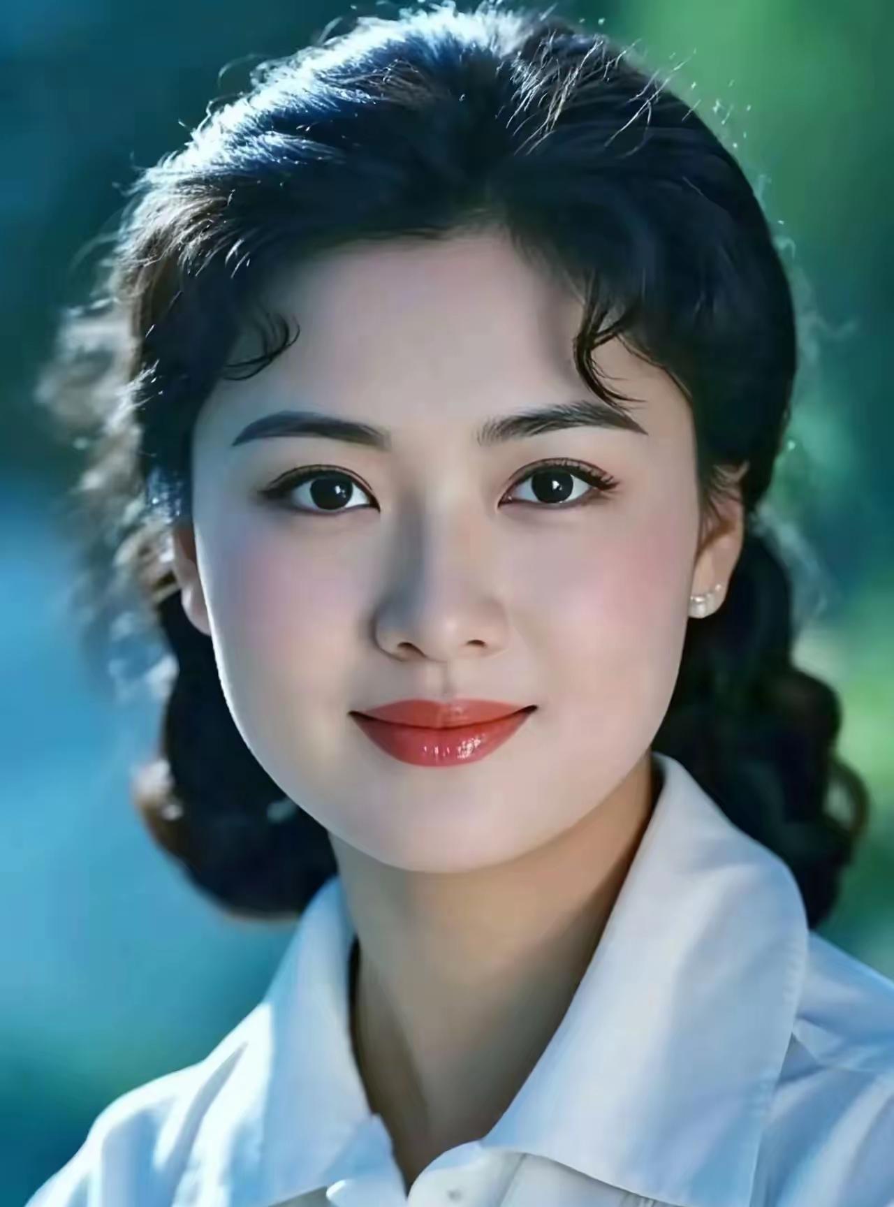 她的大眼睛，高鼻梁，烈焰红唇，那个男的见了不心动不已她的美无人能敌，就算是朱琳