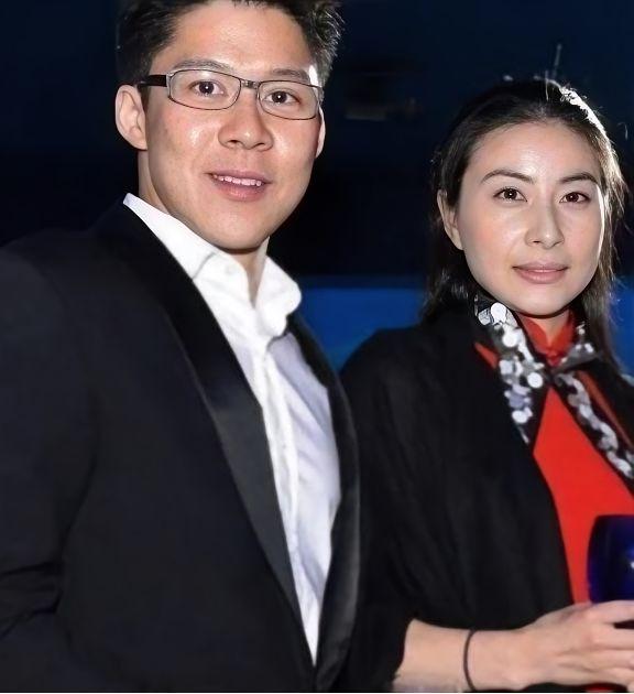 2000年，霍启刚第一次带女友回家，朱玲玲只看了一眼，便说：“你们不合适，分了吧