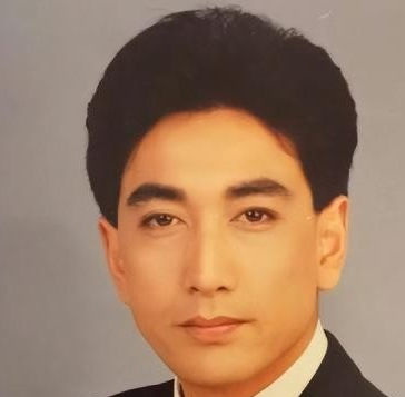 2007年，水均益的妻子意外瘫痪，他毫不犹豫选择和妻子离婚，女儿哭着恳求：爸爸，