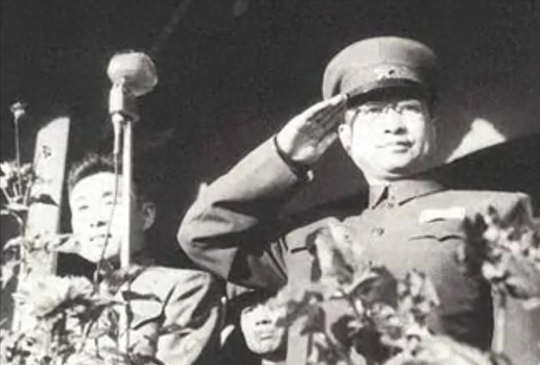 陈赓被选为候补委员时随口开玩笑，周总理得知后严肃批评：怎能这样说！1935年秋