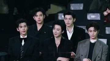 辛云来这眼神怎么总是看着鬼鬼祟祟的？看人也不好好看，总是这样斜着眼睛瞅，一帮人坐