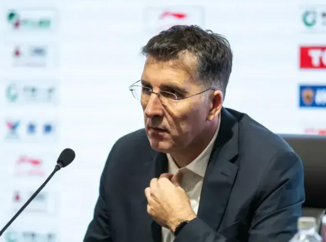 周鹏：格兰是主动辞职，多人伤病对新疆队影响太大了！家人们，CBA又传来主帅变动