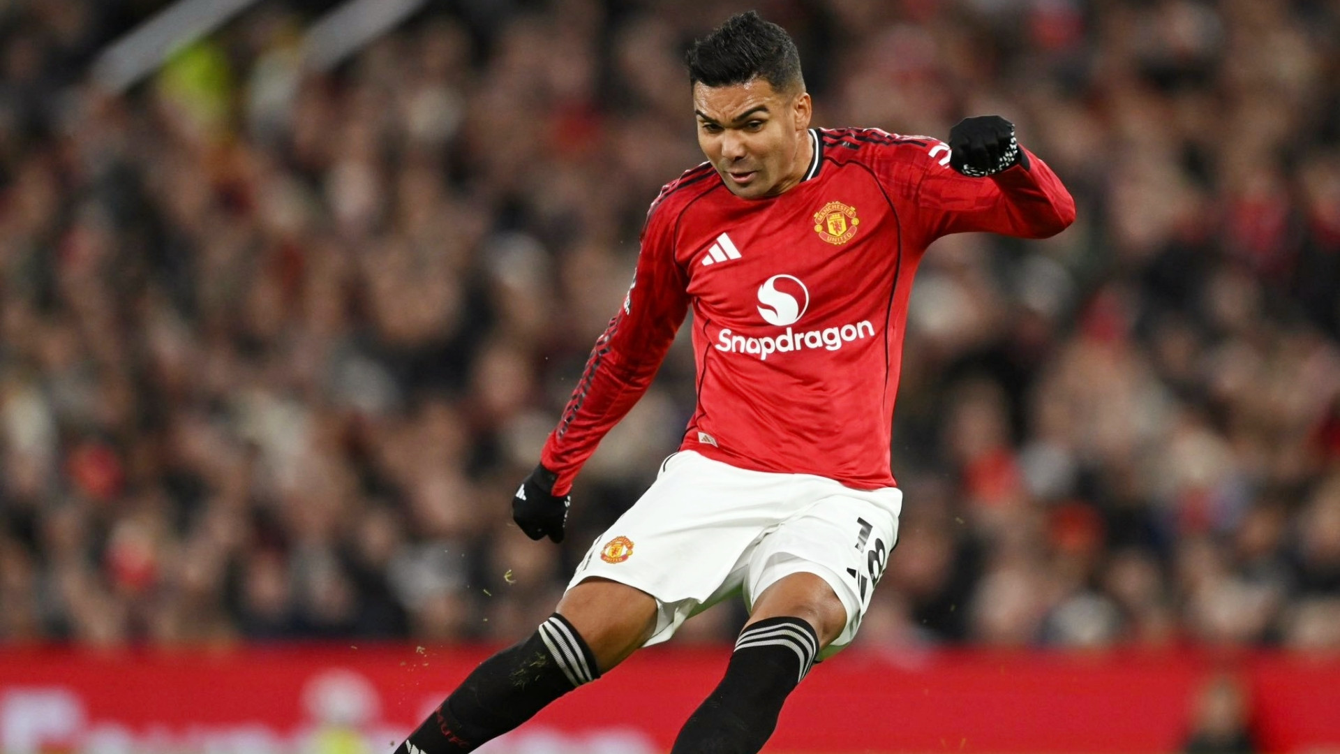 若卡塞米罗本赛季所有比赛，首发达到35场将自动激活续约1年的条款。不过这基本不