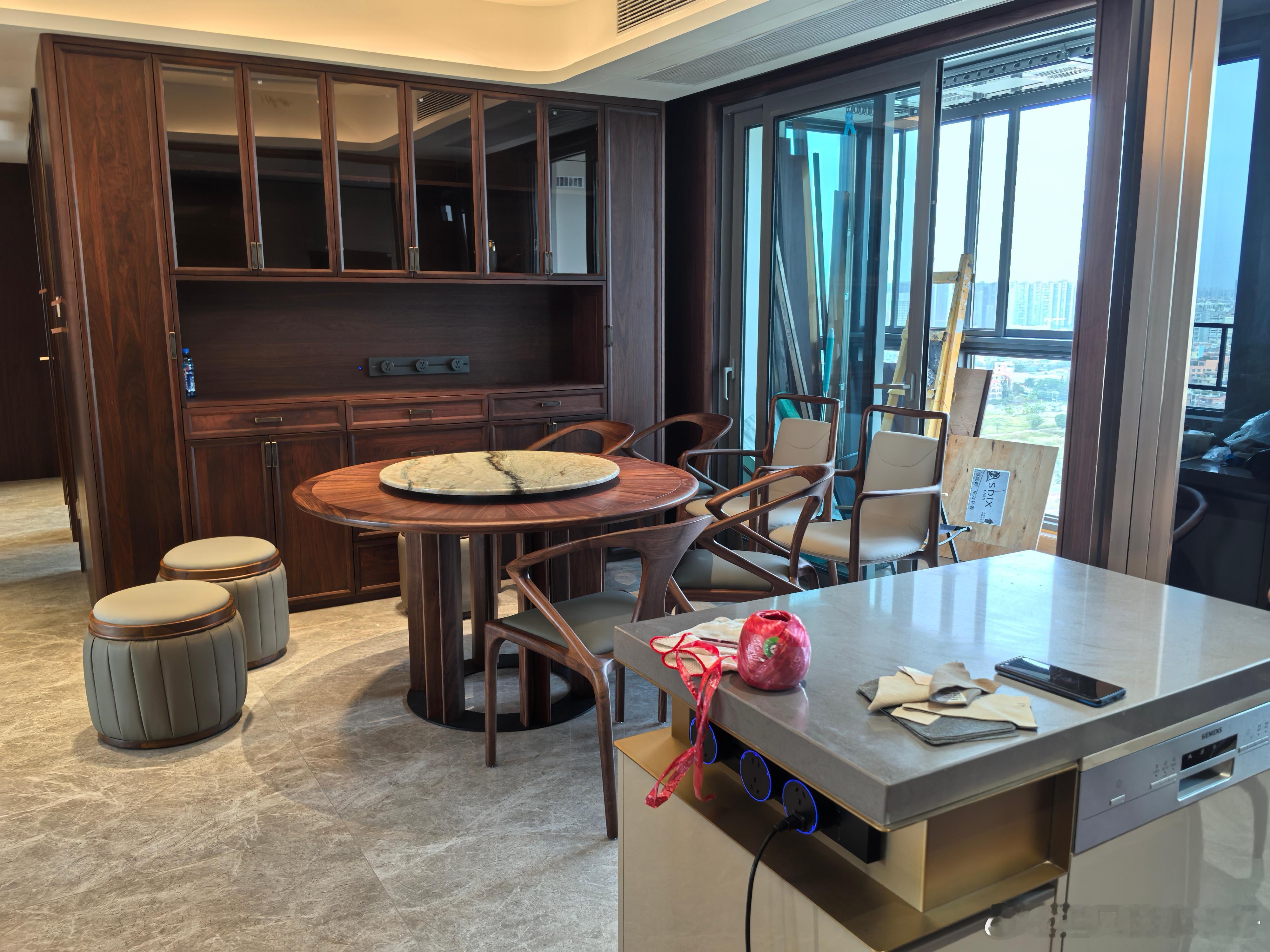 摆家具。。。昨天刚安装好电视后想装音响，结果没找到。5200元买的的索尼电视