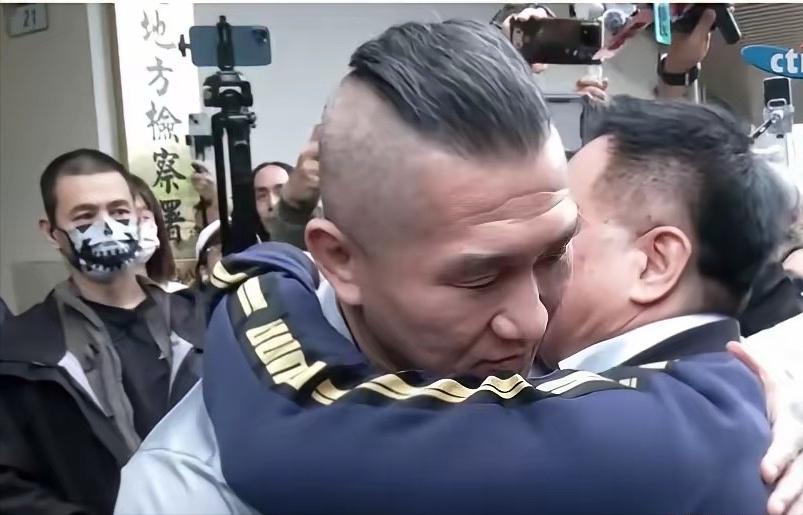 泪目，愤慨！73岁台湾著名爱国人士蔡正元博士昨日含冤入狱。看到蔡正元今天入狱前的