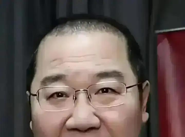 巴图凌晨甩出三代同框短片，娃的正脸第一次没打码。英达两小时内点了个赞，宋丹丹连