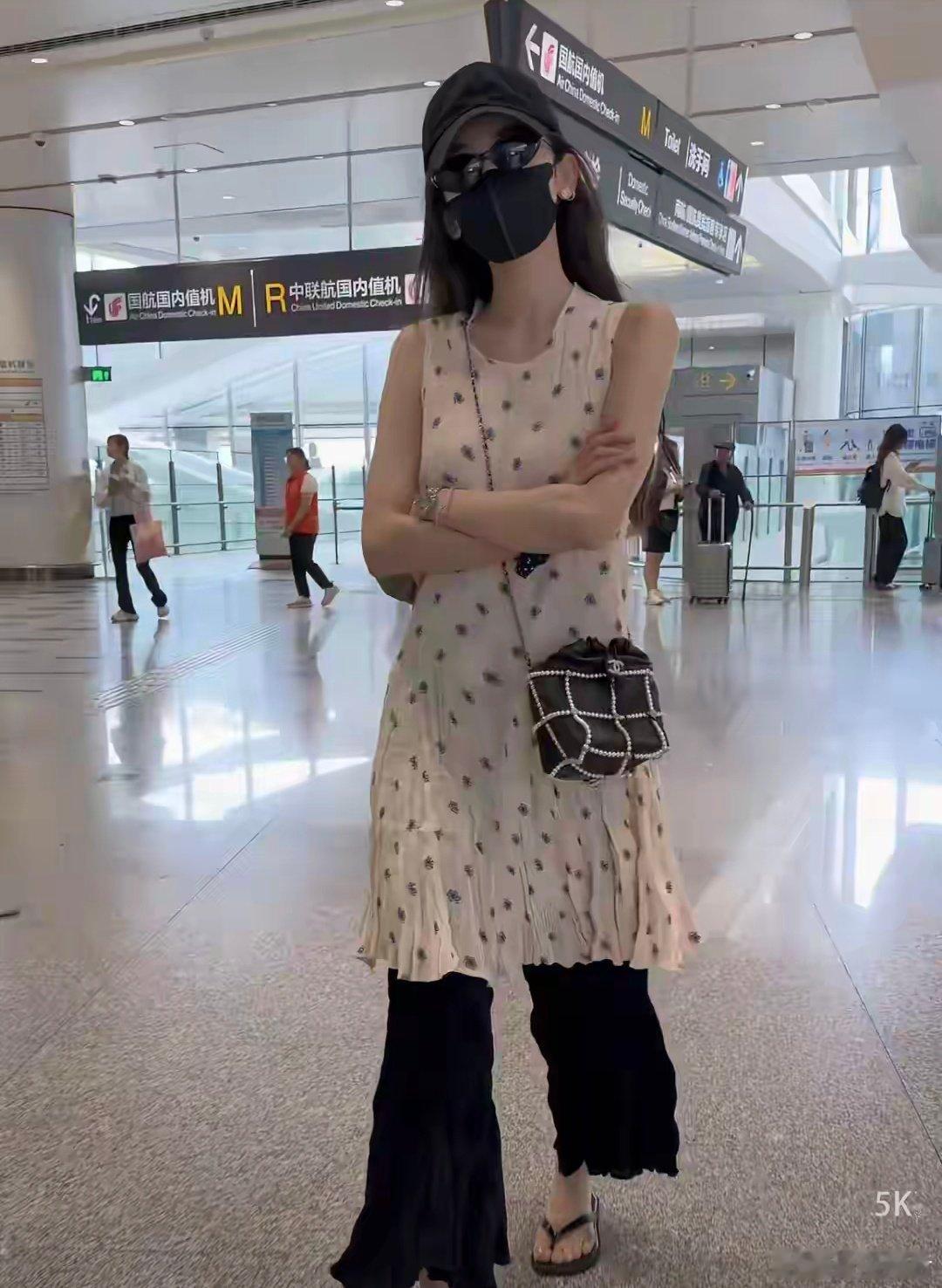 美颜大赏！娜扎穿蓝色碎花人字拖，现身机场，本人又美又松弛呀！