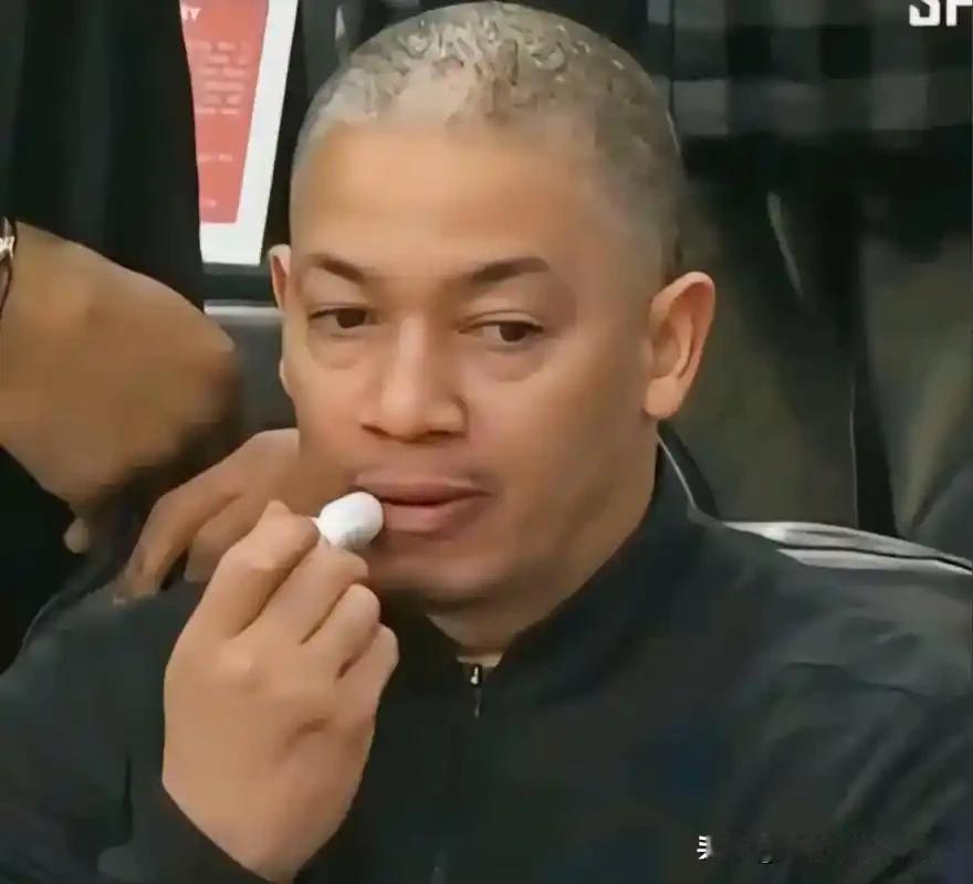 相信大家都有一个疑问，快船都这样了作为主教练的泰伦卢为何还稳坐钓鱼台其实不是