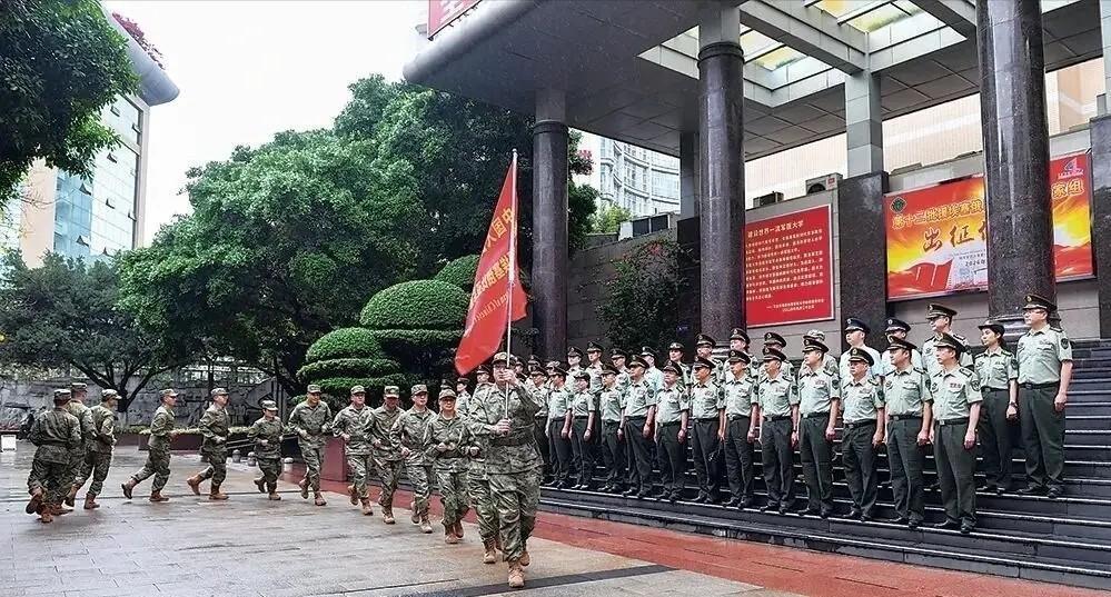 5月16日凌晨，13名中国军医摸黑起飞。你以为他们是去开会？错。他们要去氧气稀薄