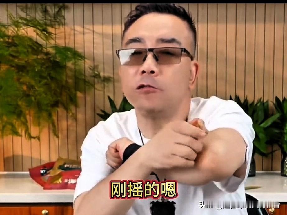 杨仪在直播的时候，指着胳膊上的一块红肿的地方说：“我刚刚坐车的时候，让蚊子🦟咬