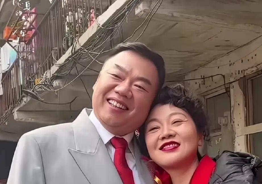 闫妮和姜超演夫妻，闫妮还大姜超五岁呢，原来是老妻少夫。她俩十年没见面，可是这回要