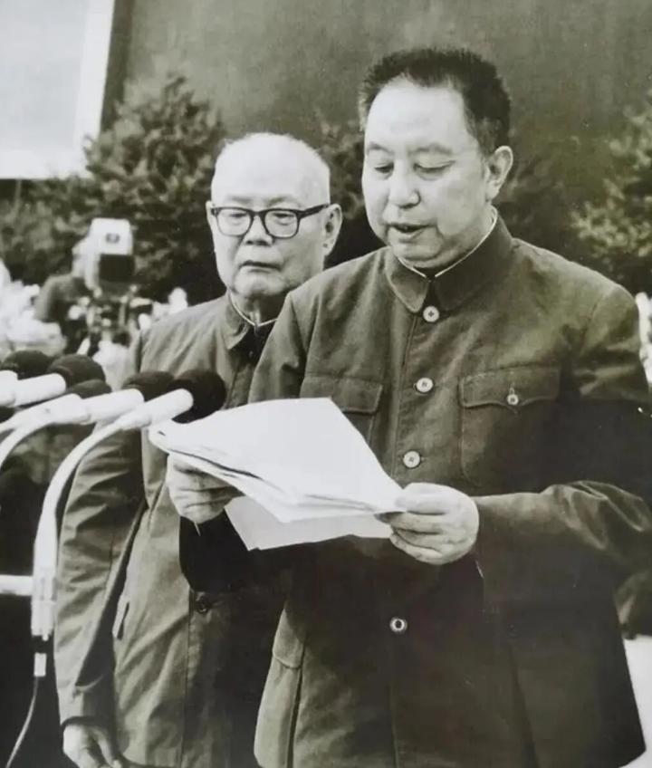 1976年，毛主席去世，当华国锋赶到中南海时，毛主席已无呼吸，情急之下，华国锋迅