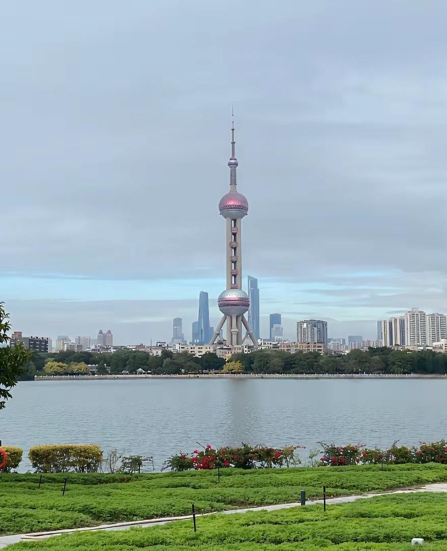 有网友用AI把广州塔和上海东方明珠塔互换了。说实话，感觉违和感还挺强的，完全不搭