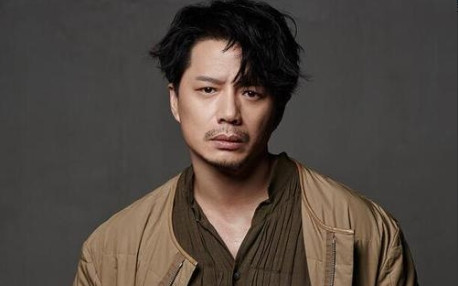 2007年，段奕宏拍完《士兵突击》后，编剧兰晓龙打电话给他：“宏兄，我手上有两个