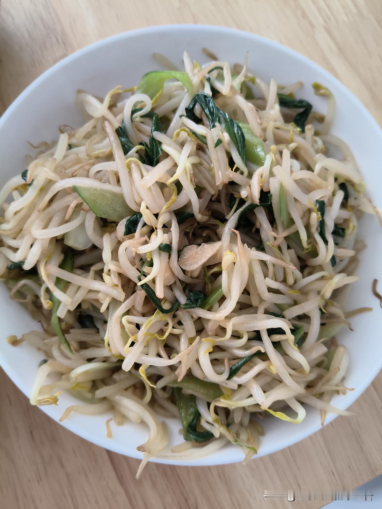 今天第一次给女儿炒了个豆芽，女儿对我说，妈妈以后不要炒豆芽了，不好吃，我不喜欢[