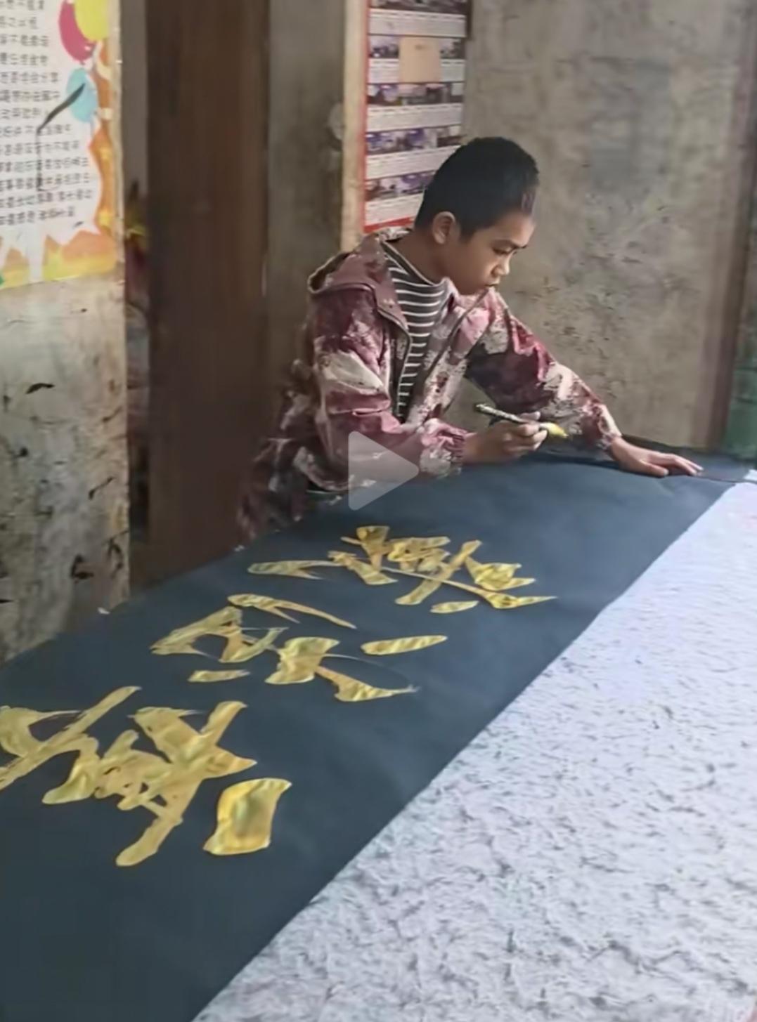 李明同学的书法让书法界的大师受到了刺激，给下了各种定义，满纸邪气，江湖体，伤害巨