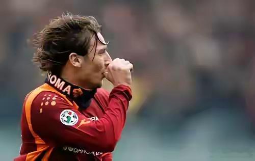 托蒂如果当年选择加入皇马，那他的成就会有多高？托蒂在罗马贡献:出场785次，打