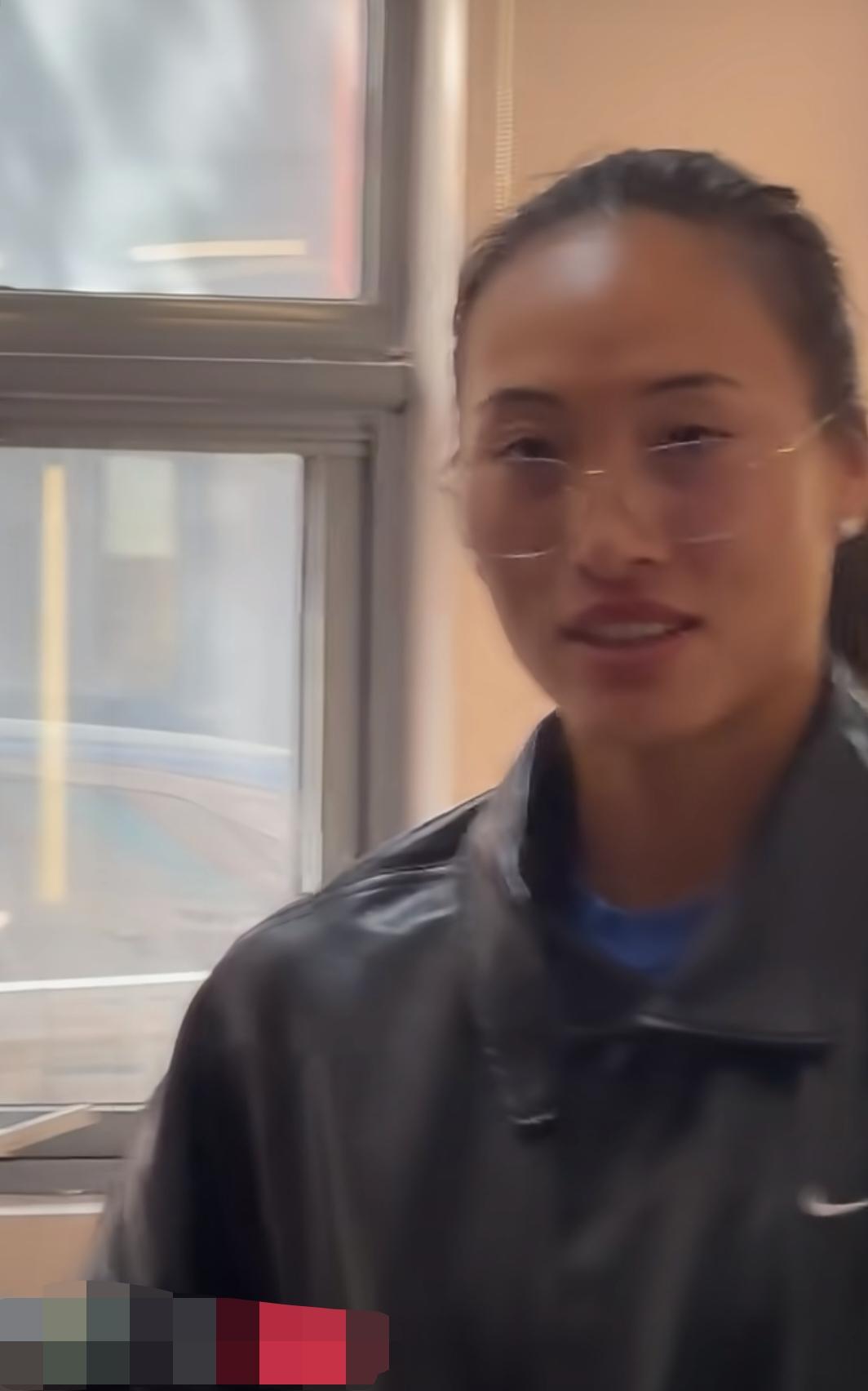 戴眼镜的郑钦文，大家应该都没有看到过吧？4月2日，网友在星光影视园一化妆间门口