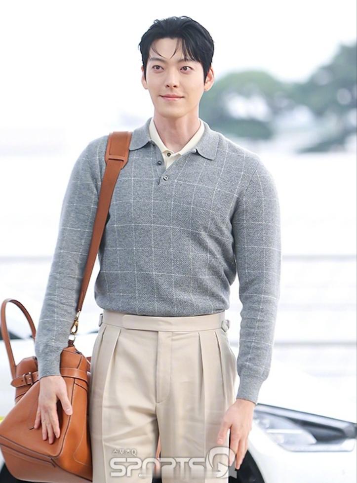 金宇彬官宣结婚后首现身金宇彬官宣结婚后首现身机场，帅气捏！