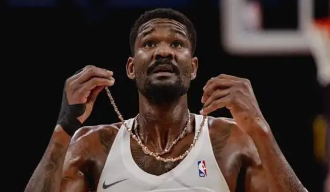 下赛季艾顿出手权肯定多的湖人只要不傻都会给艾顿战术和出手权的，无论是培养艾顿进