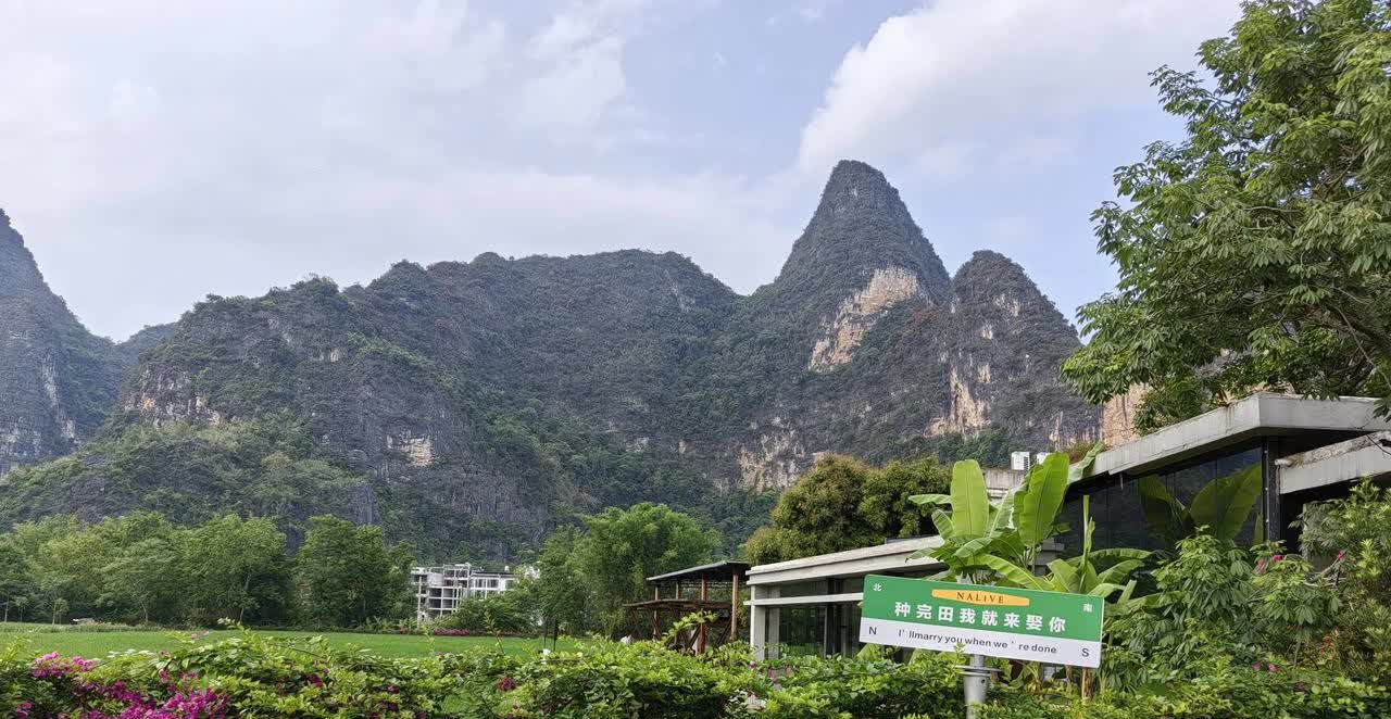 说个有意思的往事：当年我儿子高考完之后，单位里素无交集的牛鬼蛇神都凑过来“满怀热