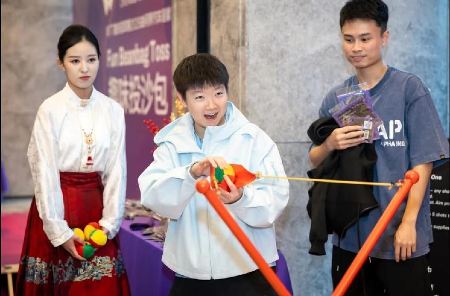 爱了爱了，原来玩游戏的莎莎更可爱，看她玩得好专注。莎莎赢了个红色的小马，