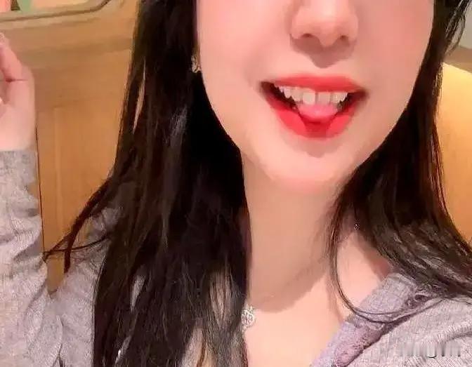 抖音刷到个视频，32岁大哥相亲递出280块迪奥口红，姑娘笑着推回去。两人转身