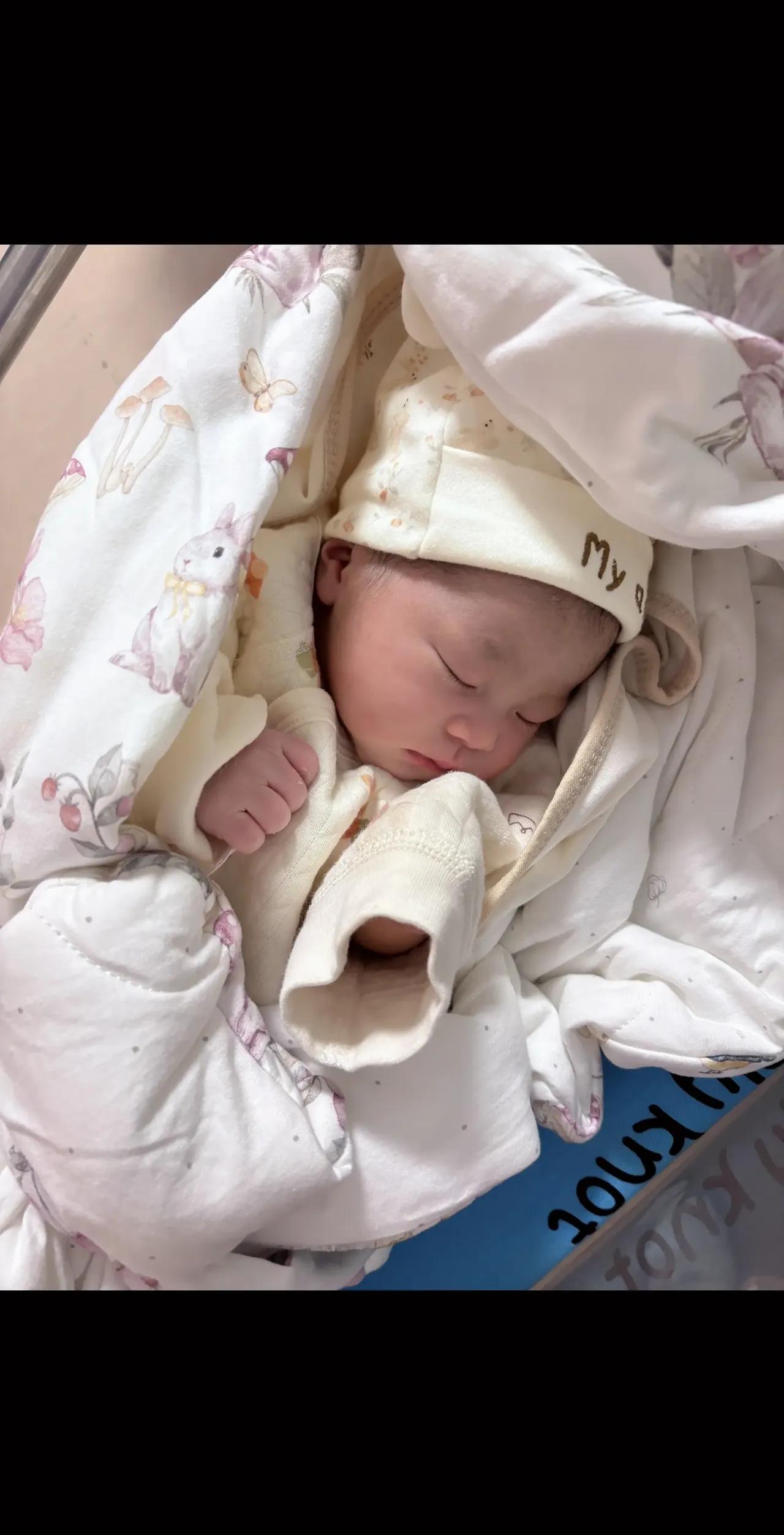 伺候女儿坐月子，亲家当面给三万，女儿转头跟我也要三万，怕被婆家看不起我女儿