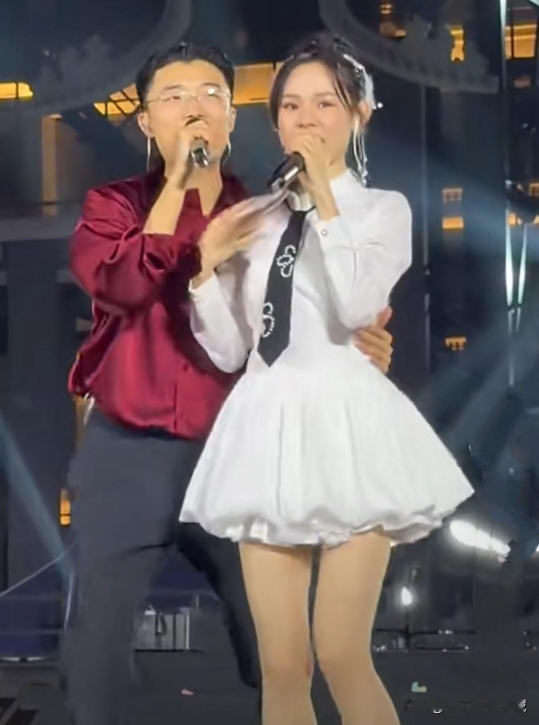 如今黔驴技穷的网红郭有才在舞台上也只能腰肢扭动，跳着魔幻的舞蹈动作吸引人了。老婆