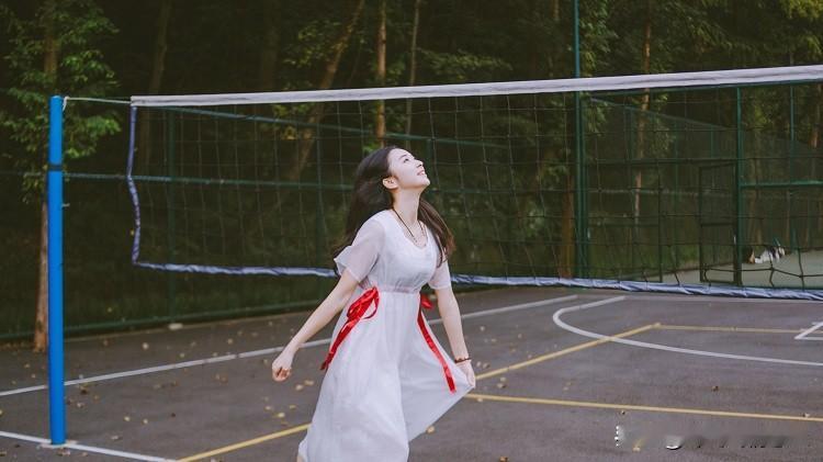 一个女人暗恋你，会有这8个表现：1、忍不住给你发消息，尤其是夜深时，她总缠着你