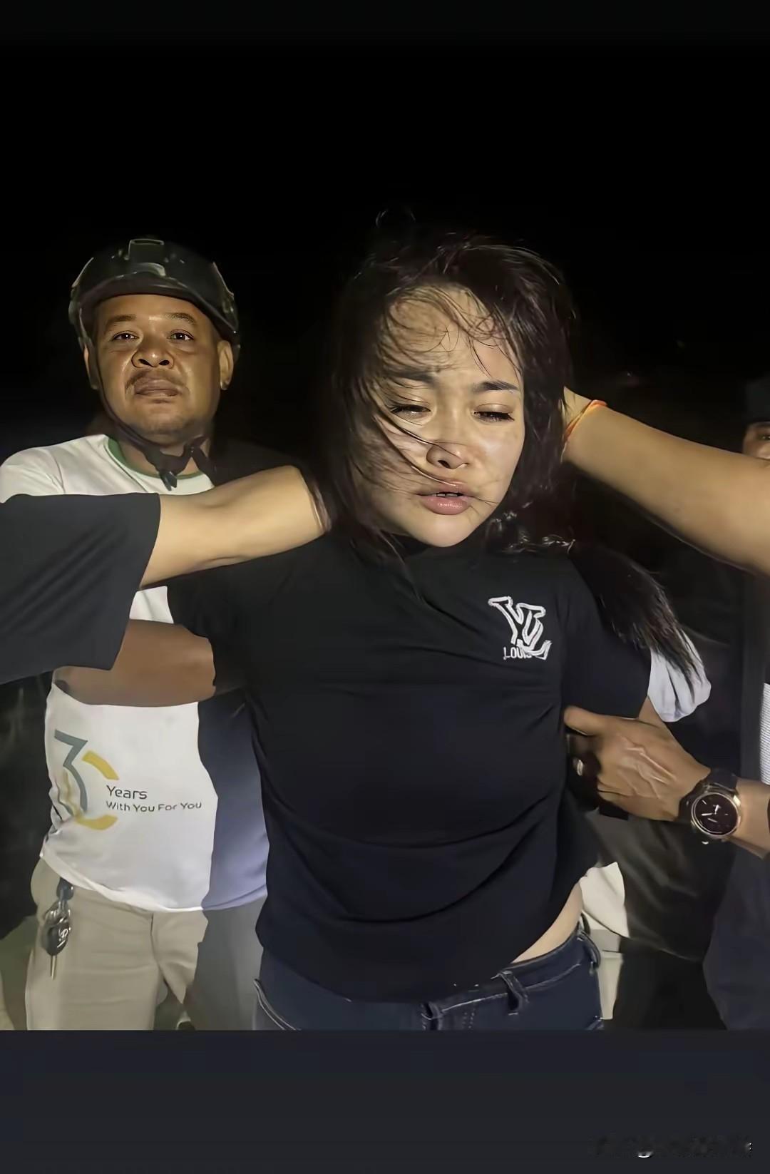 电影中都不敢这样写的情节，现实中真的上演了！囚车送枪女子被人称为了“江湖最后一