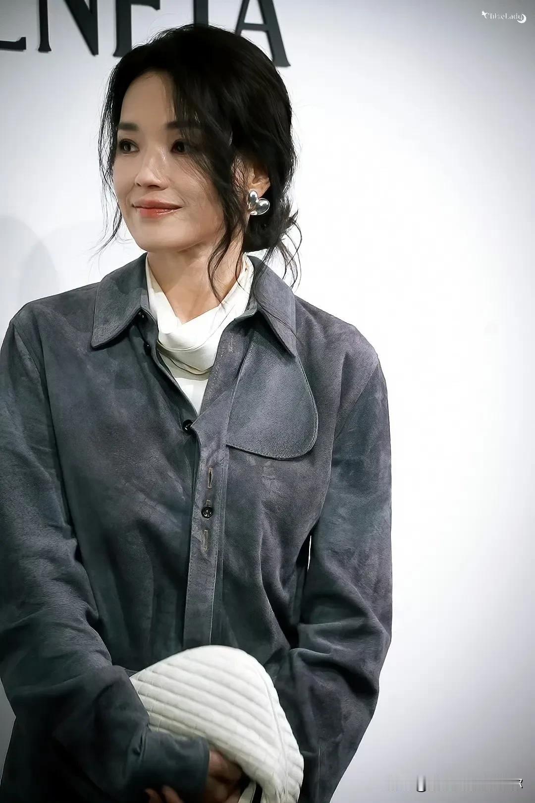 看了舒淇的采访，心里挺不是滋味的。她在镜头前说起一直想要孩子却没能如愿的事，