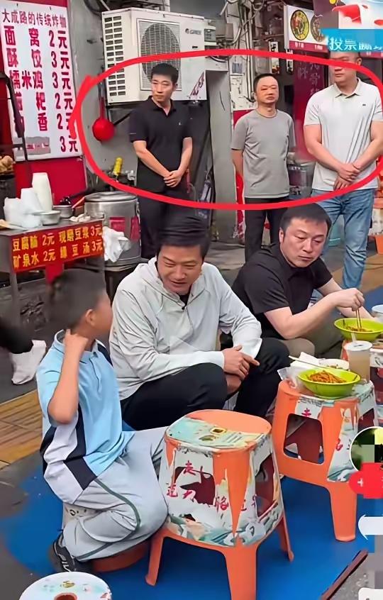 果然，“整顿世界”还🉐靠10后——“我靠姐”一战成名。那一瞬间的“雷布斯”：