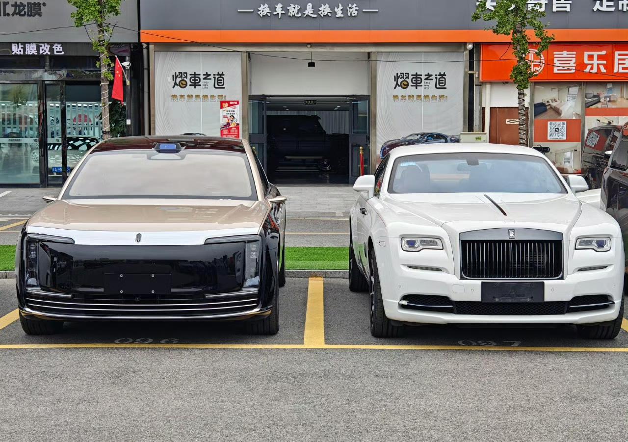 尊界真比劳斯尊啊…？偶遇尊界S800与劳斯莱斯魅影同框一个是国产豪车新势力，