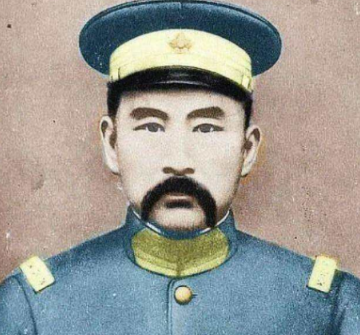晚上，张勋上了床，枕在三姨太王克琴香软的肚皮上。他刚睡着，被弄醒了。正要把姨太死