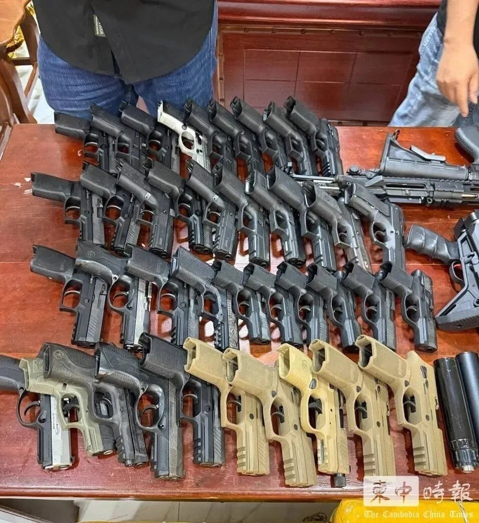 乖乖！这么多涉毒的枪支像开玩具店的！柬埔寨警察大半夜在海上抓到7个中国人贩毒！¹