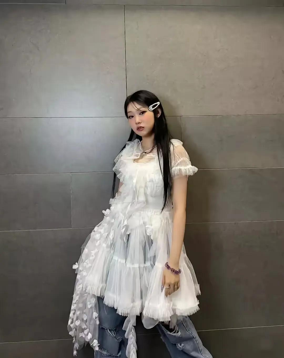 张元英：我有一句……不知道该不该说……张元英就是那个扭屁股引发很多人跟风的，