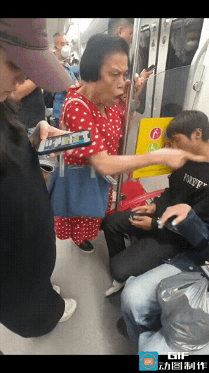 地铁车厢内，老太太要求女孩让座，被女孩拒绝，老太太情绪激动，指责对方占着爱心座，