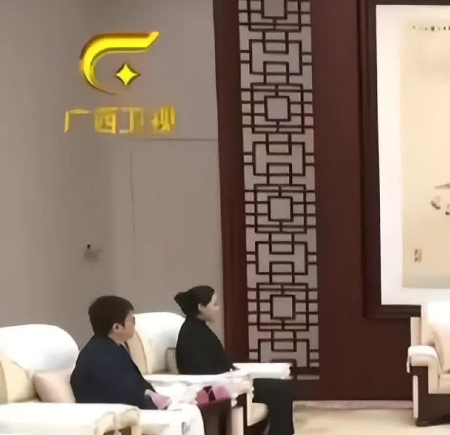 看到宇辉的朋友闫涵了。这是在董宇辉独立之后，闫涵首次在公共场合露面。