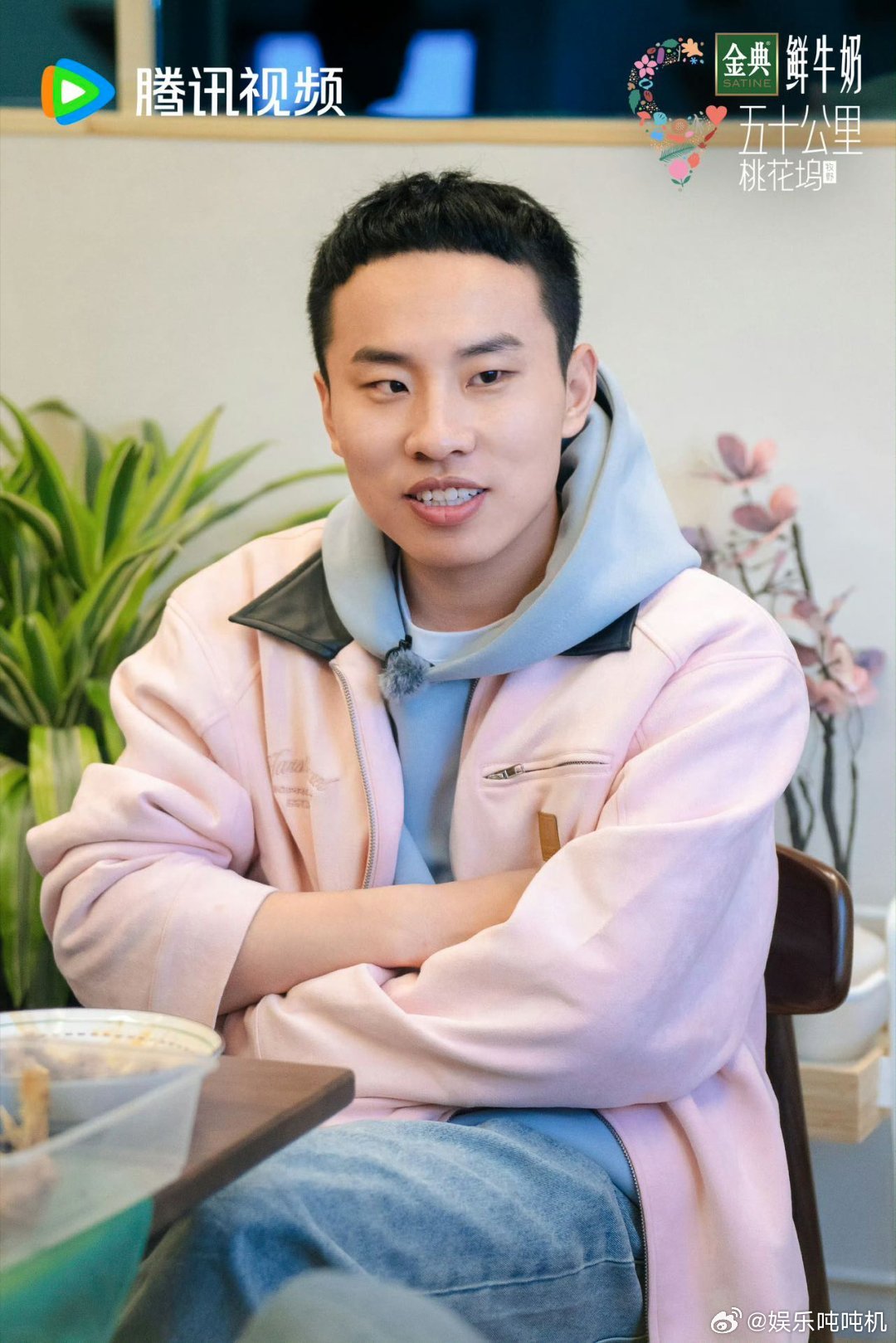 徐志胜竟然当过尚雯婕编剧看最新一期桃花坞才知道，徐志胜以前是尚雯婕的节目编剧。